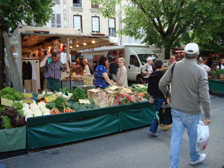 Puesto de verduras en el mercado