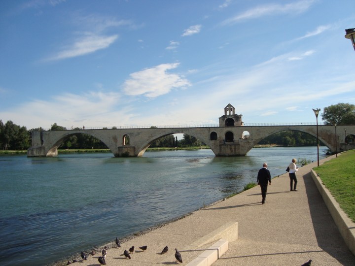Puente de Avignon de lejos