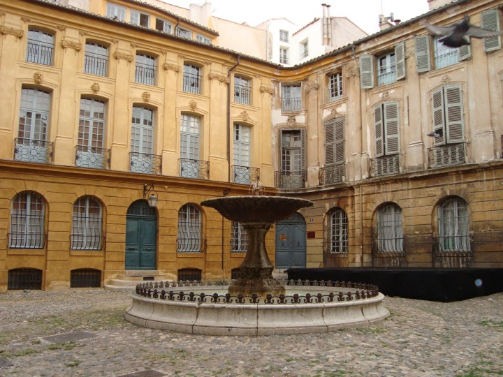 Otra fuente, y edificios.