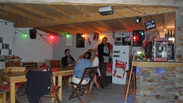 Bar, barra y tragos al borde de la piscina