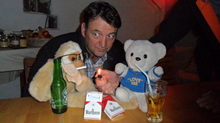 Geoff, Monkey y Martincito haciendo diabluras