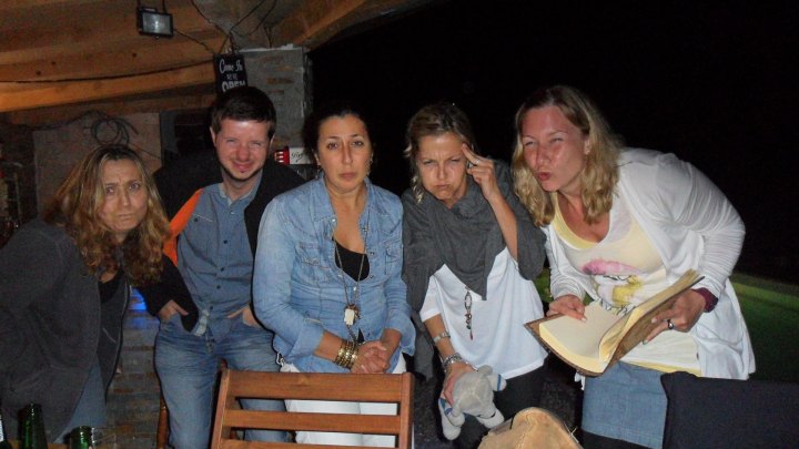 ¿Transmisión de pensamientos o moviendo objetos con la mente? Algo de eso, se nota.