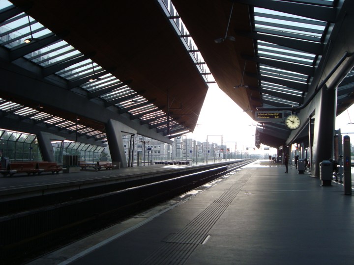 Estación de tren y metro. Igualito a las estaciones del Sarmiento.