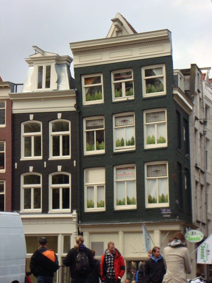 Casas inclinadas. ¿Ven los ganchos? Es para subir los muebles. Por adentro no entran porque las escaleras son muy angostas.