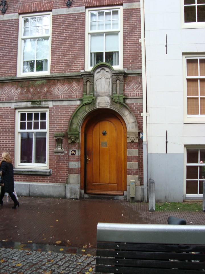 Puerta de acceso desde plaza Spui