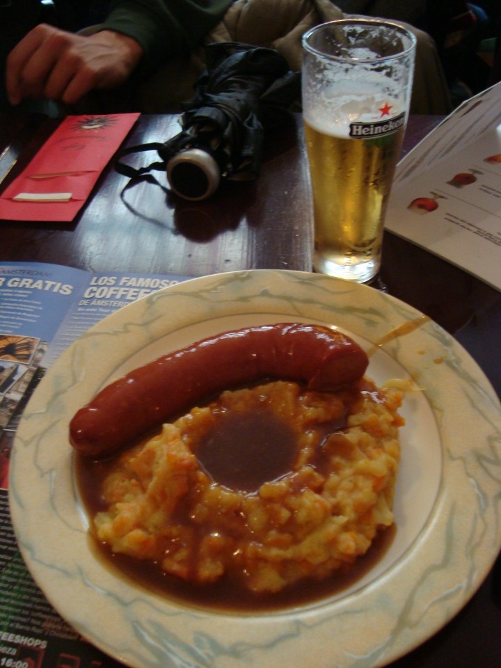 Plato típico, ideal para reponer fuerzas. Una especia de puré de papas y zanahorias con salsa, y una potente salchica, combinada con una Heineken.