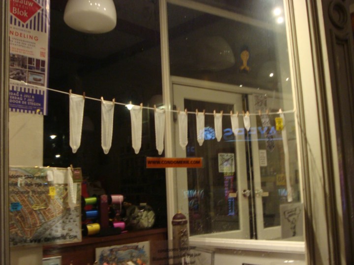 Condones a medida. Hay tablita para medirse y elegir. Ni ajustado ni flojito.