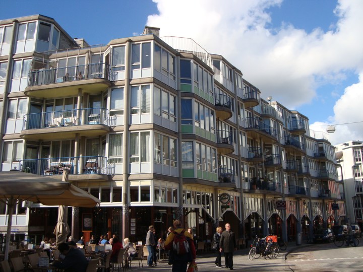 Barrio judío remodelado post nazismo. Éste es el resultado de quienes que "reciclaron" Amsterdam sumando drogas, bajo presupuesto y mucho hippismo.