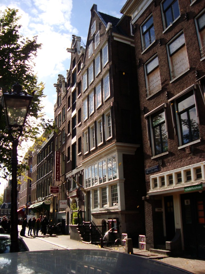 La casa se encuentra en el número 40 de la calle Oudezijds Voorburgwal, cerca del Barrio Rojo y de Damstraat.