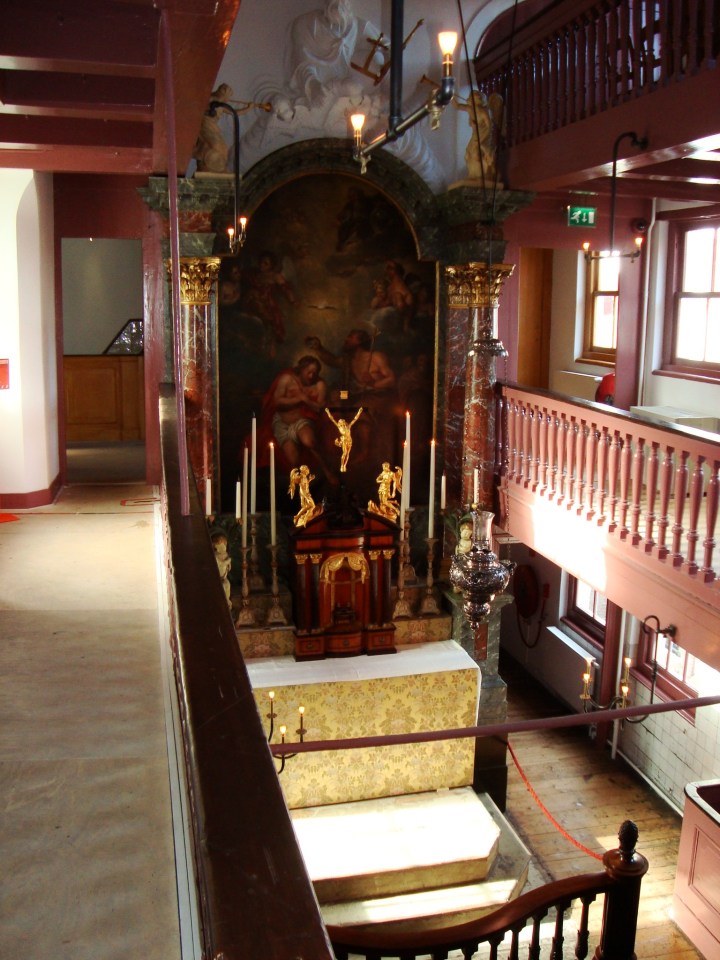 Iglesia católica en la buhardilla de una casa