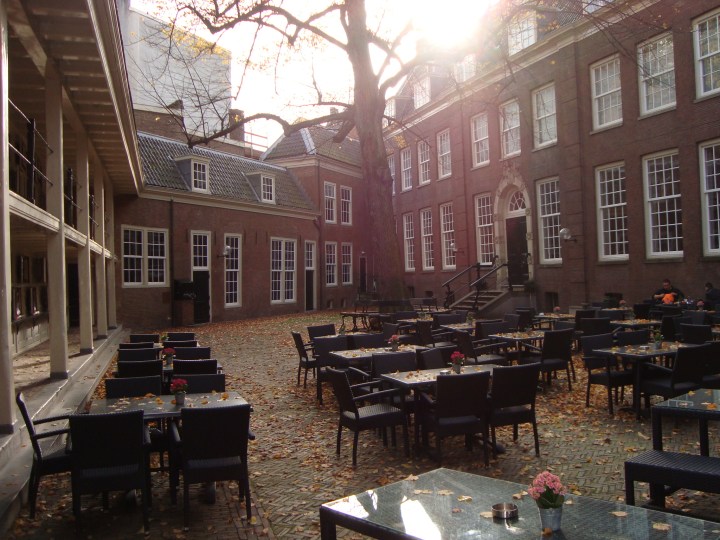 El bar del Amsterdan Museum, un buen plan para hacer una parada un día con sol.