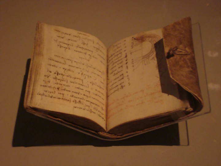 Notebook de Leonardo Da Vinci. Juro que decía eso. ¿No es increíble ver lo que ese hombre escribió de su puño y letra, tantos años después?