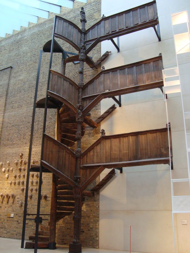 Escalera de madera, 3 pisos. Estas piezas hacían para un hogar, por ejemplo.