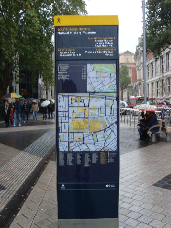 Indicaciones. Obvio, todo marcadito: plano, direcciones, lugares de interés. Imposible perderse, aún sin hablar inglés.